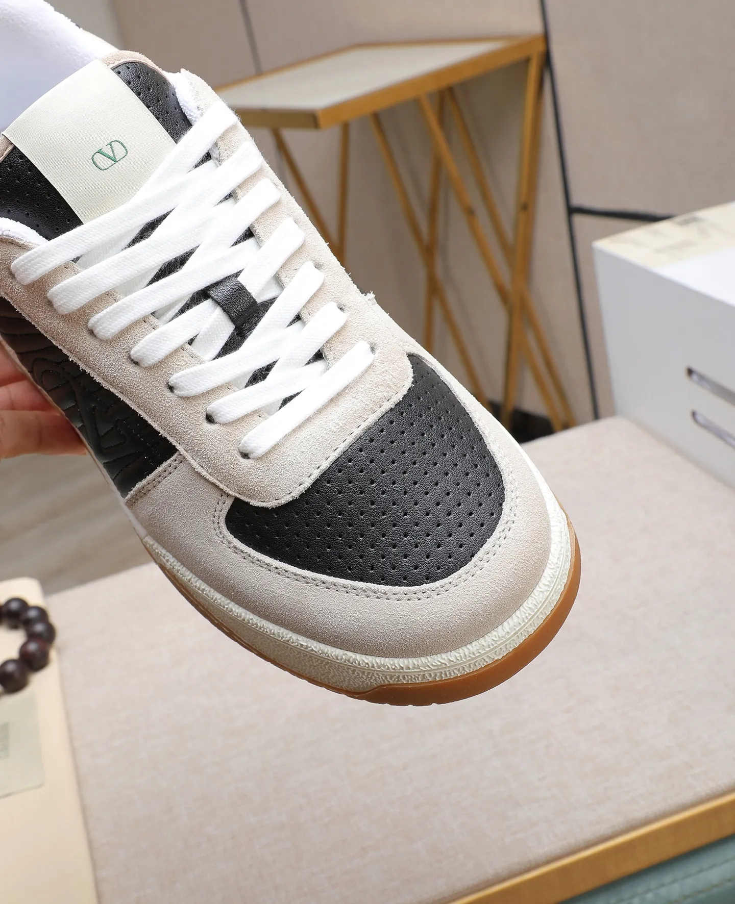 Men's shoes 💰740【Valentino】Couples model, size: Men's model 39-44 (45 customized) Valentino Valentino Couple model Joie de Jouer series Velcro Thick sole Bread shoes Couple model Casual sports shoes White shoes Original purchase and development Production Joie de Jouer series The style is simple but not out of style. The pure white base is paired with fresh green and soft beige, and the unique Velcro design highlights your personality. Every detail tells fashion and quality. Wear it, take a confident step, and start the trend journey. Delivered in exquisite packaging🛍📦 ▪️Material: Original custom imported first-layer cowhide ▪️Inner lining: Original custom made soft sheepskin lining ▪️Outsole: Original open-molded non-slip TPU material ▪️Sole thickness: 3.5CM